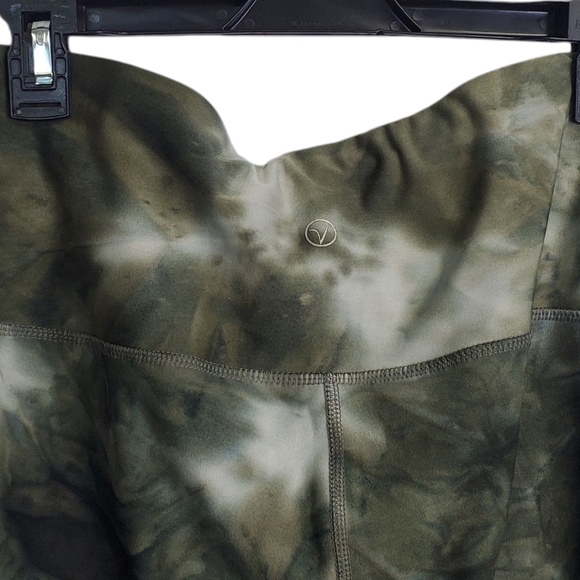 VOGO Atheletica Green Tie-Dye Capri Leggings Size 1X - Picture 6 of 7